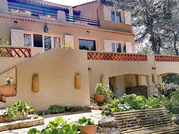 4 Bedroom Villa/House in Belcodene 18