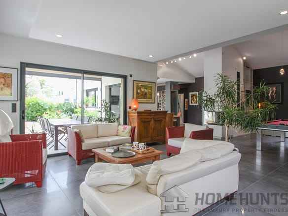 6 Bedroom Villa/House in Nyons 2