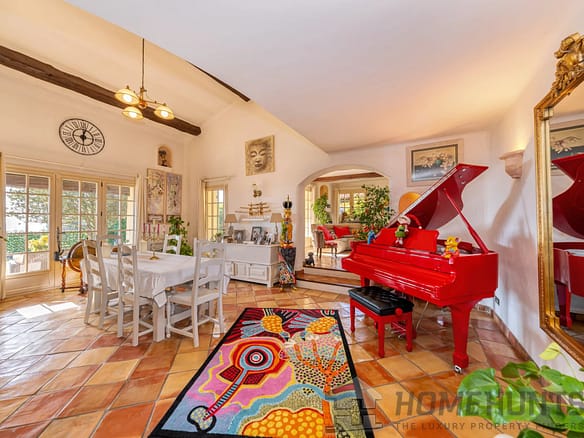 4 Bedroom Villa/House in Grasse 2