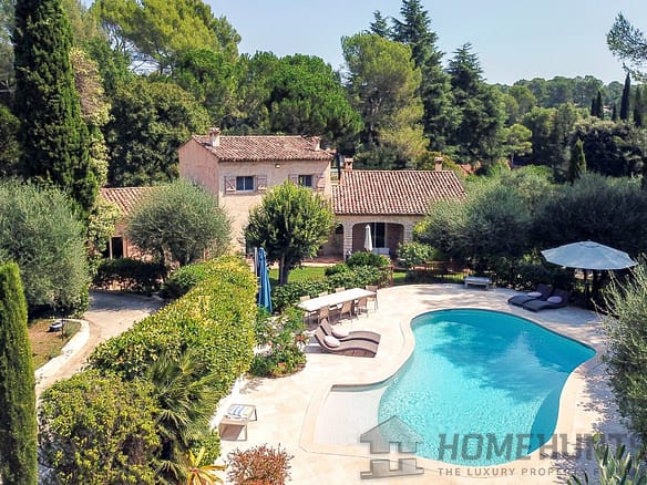 5 Bedroom Villa/House in Roquefort Les Pins 7