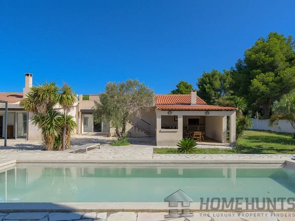 4 Bedroom Villa/House in Sausset Les Pins 2