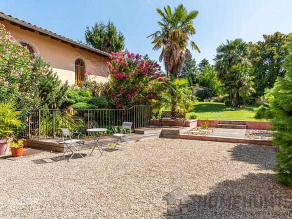 6 Bedroom Villa/House in Fareins 12