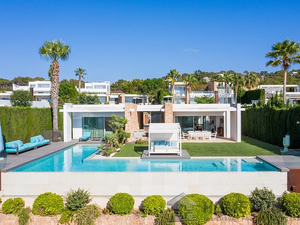 5 Bedroom Villa/House in Cala Comte 12