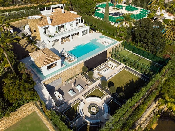 5 Bedroom Villa/House in Nueva Andalucía 5