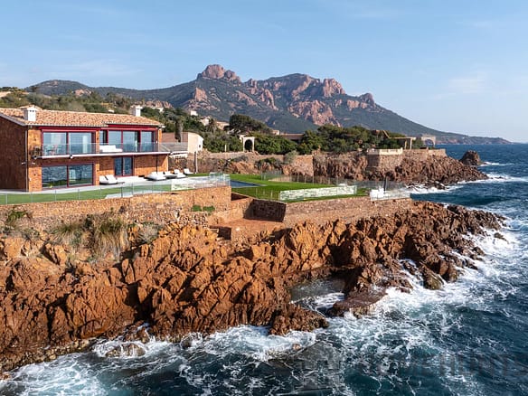 4 Bedroom Villa/House in Antheor 6