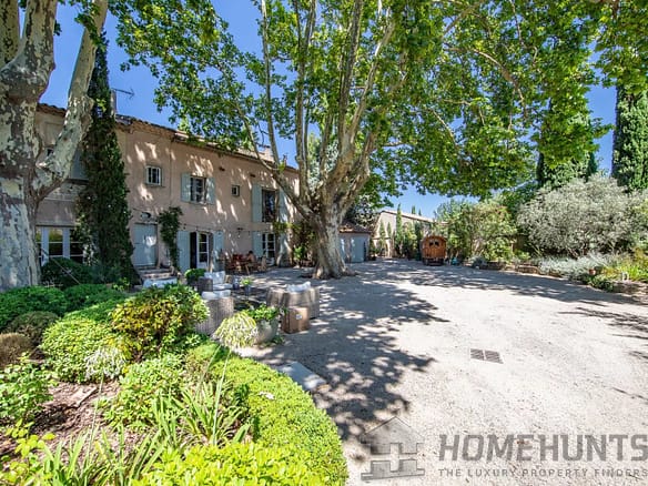6 Bedroom Villa/House in Paradou 3