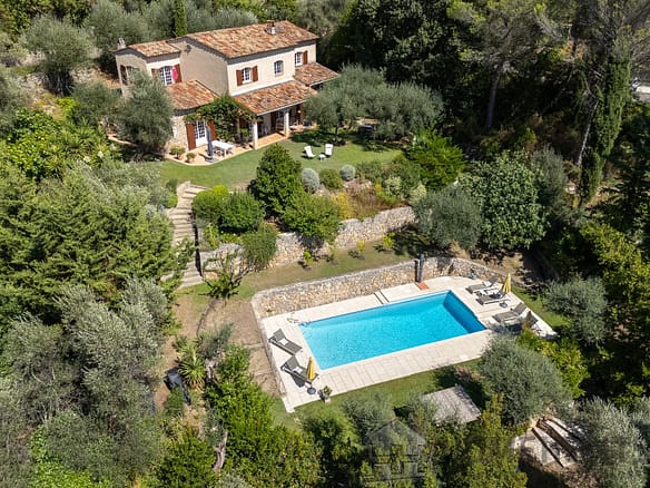 4 Bedroom Villa/House in Speracedes 3