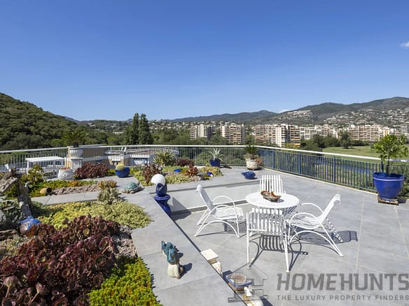 2 Bedroom Apartment in Mandelieu La Napoule 7