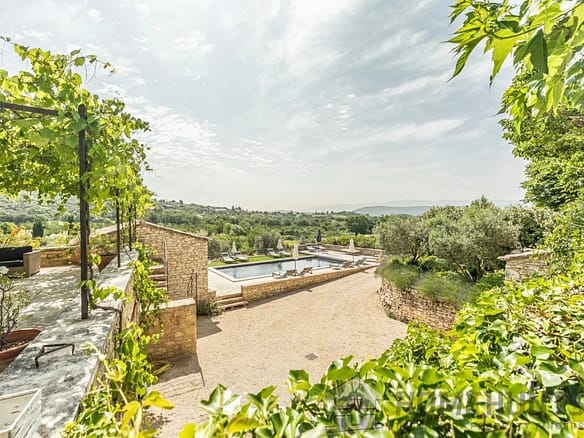 6 Bedroom Villa/House in St Saturnin Les Apt 2