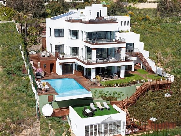 5 Bedroom Villa/House in La Duquesa 2