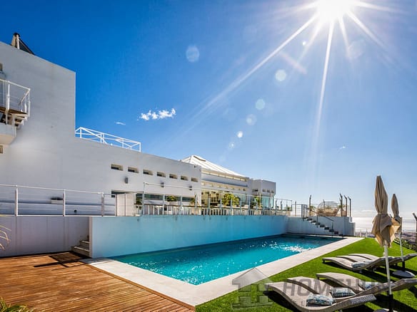 6 Bedroom Villa/House in Estepona 5