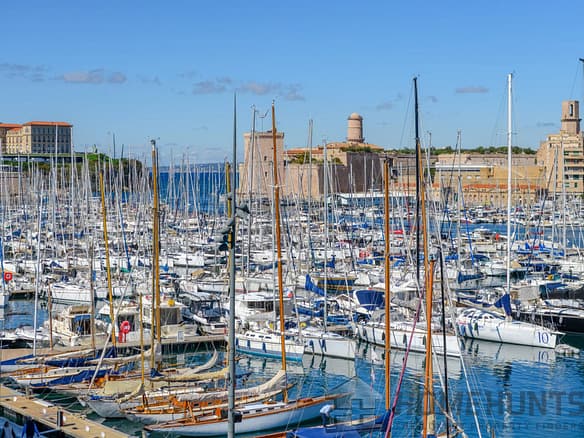 2 Bedroom Apartment in Marseille 5