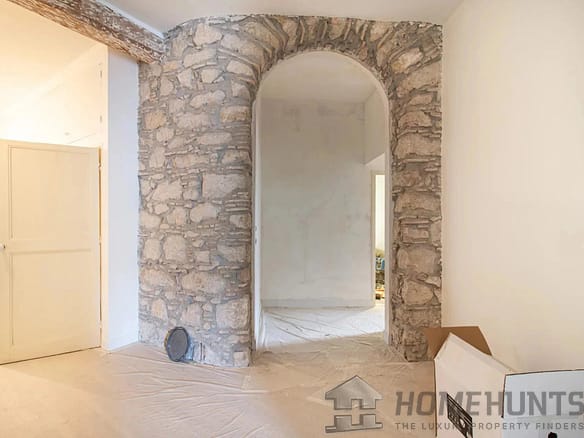 4 Bedroom Apartment in Nice - City 3