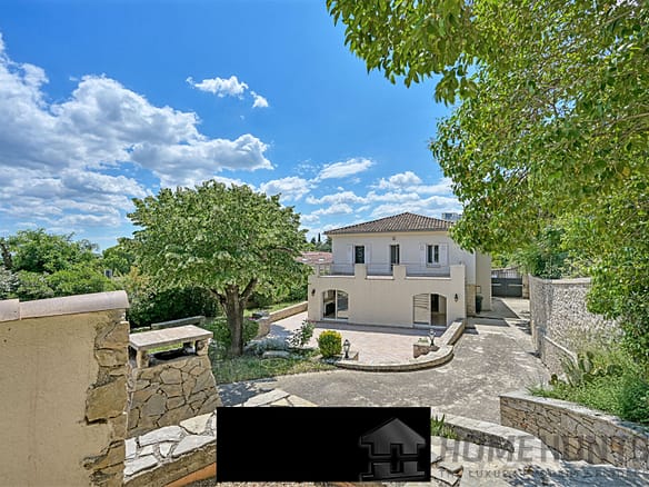 6 Bedroom Villa/House in Nimes 4