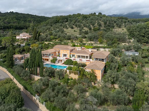 10 Bedroom Villa/House in Le Rouret 6