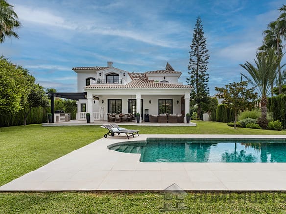 6 Bedroom Villa/House in Estepona 3