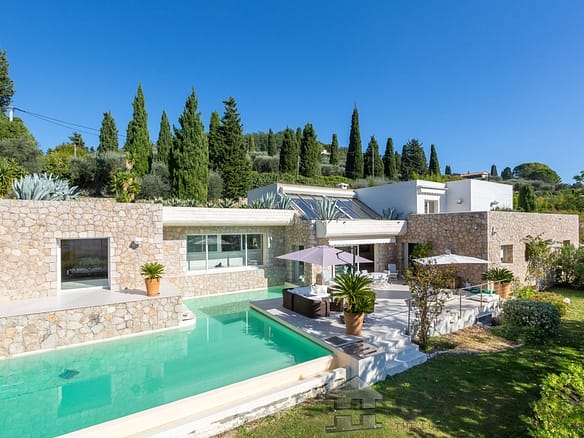4 Bedroom Villa/House in Grasse 24