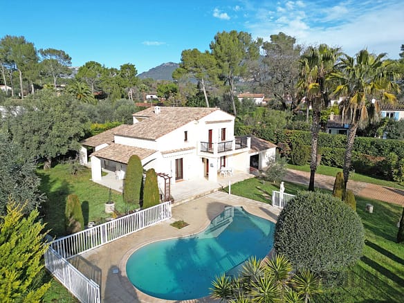 4 Bedroom Villa/House in Roquefort Les Pins 20