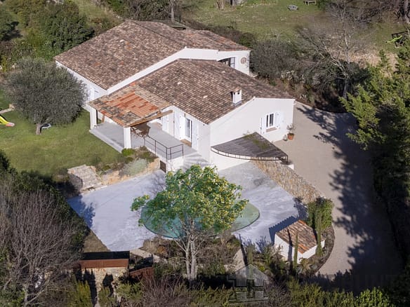 4 Bedroom Villa/House in Grasse 4