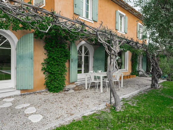 4 Bedroom Villa/House in Grasse 5