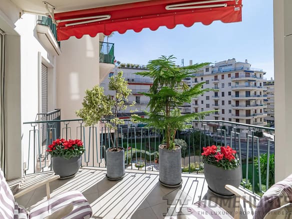 3 Bedroom Apartment in Cannes 32