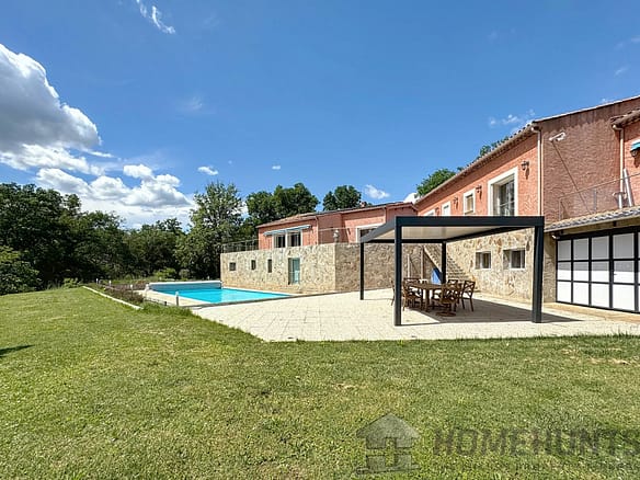 10 Bedroom Villa/House in Chateauvert 8