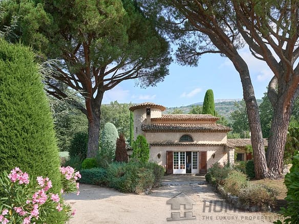 6 Bedroom Villa/House in St Vallier De Thiey 2