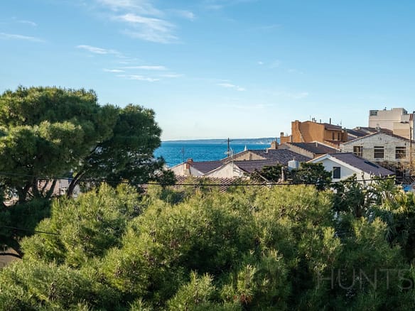 3 Bedroom Apartment in Marseille 5