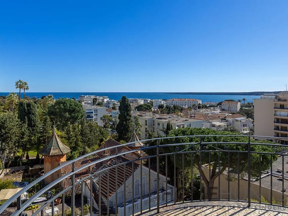 2 Bedroom Apartment in Cannes 7