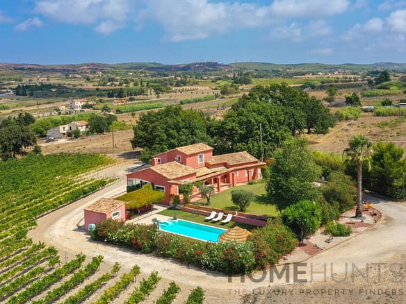 4 Bedroom Villa/House in Sausset Les Pins 4