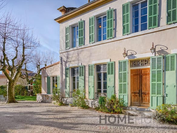 6 Bedroom Villa/House in Marseille 9