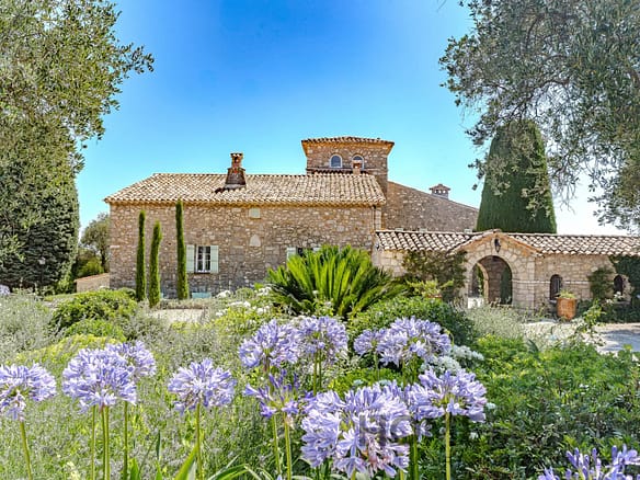 Villa/House For Sale in Chateauneuf Grasse 2