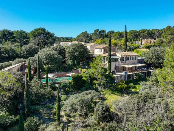 4 Bedroom Villa/House in Puget 3