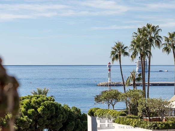 2 Bedroom Apartment in Cannes 10