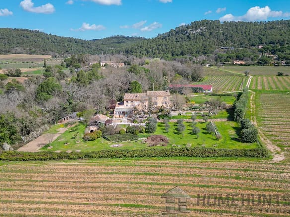 Villa/House For Sale in Le Val 8