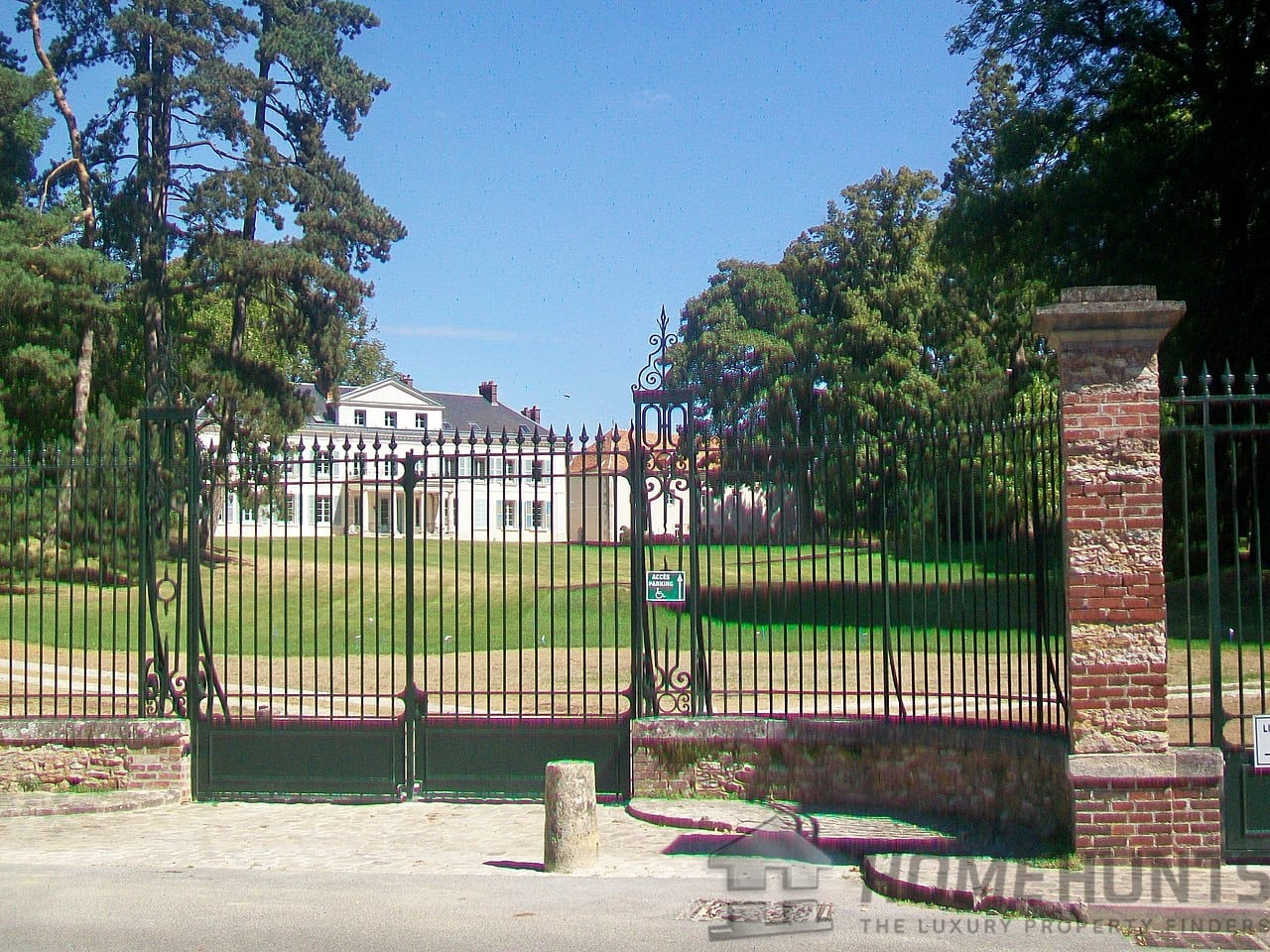 Castle/Estates in Outside Paris (30 Km +) 6