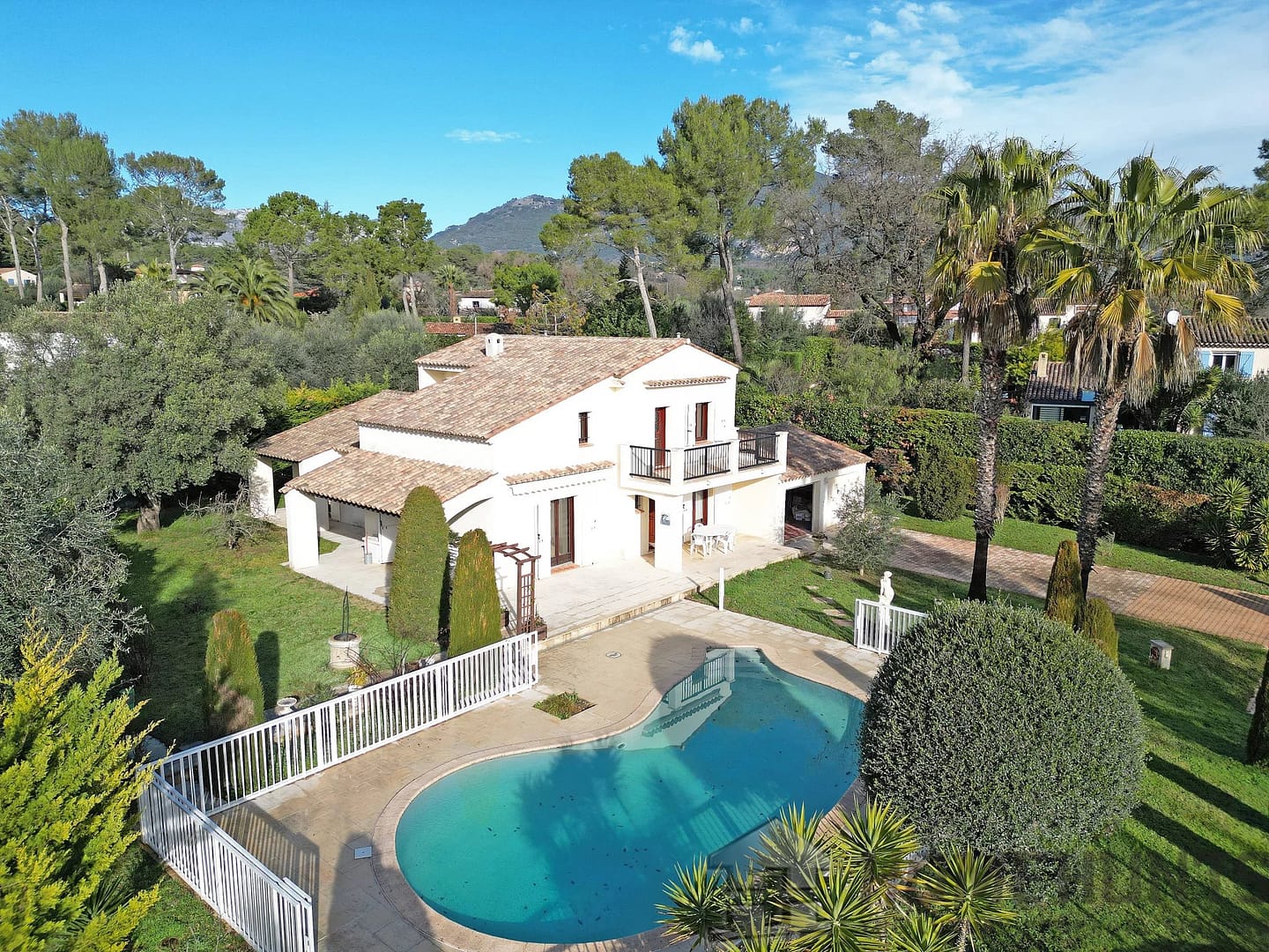 4 Bedroom Villa/House in Roquefort Les Pins 19