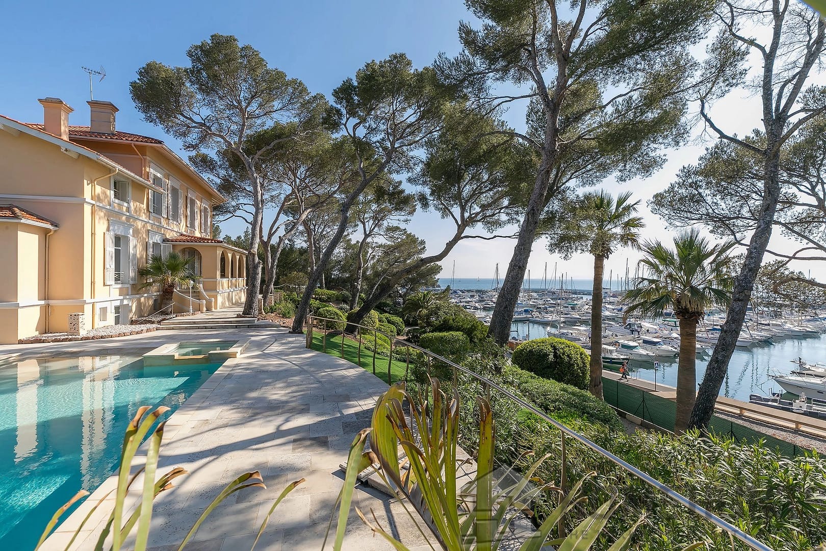 8 Bedroom Villa/House in St Raphael 8