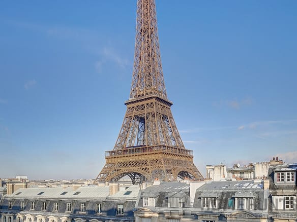 2 Bedroom Apartment in Paris 15th (La Motte Picquet) 2