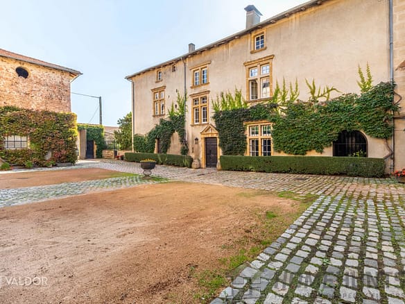 6 Bedroom Villa/House in Amplepuis 36