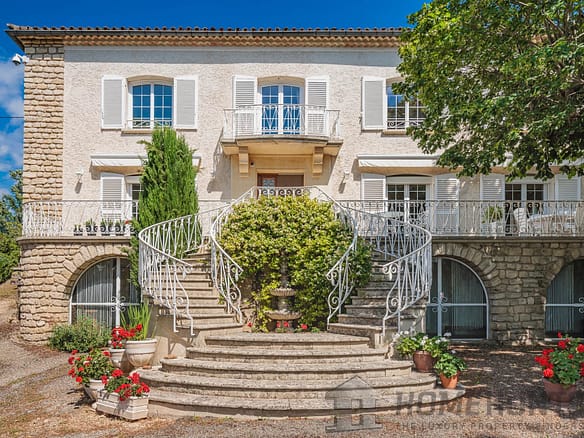 6 Bedroom Villa/House in Apt 9