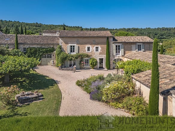 4 Bedroom Villa/House in Goult 9