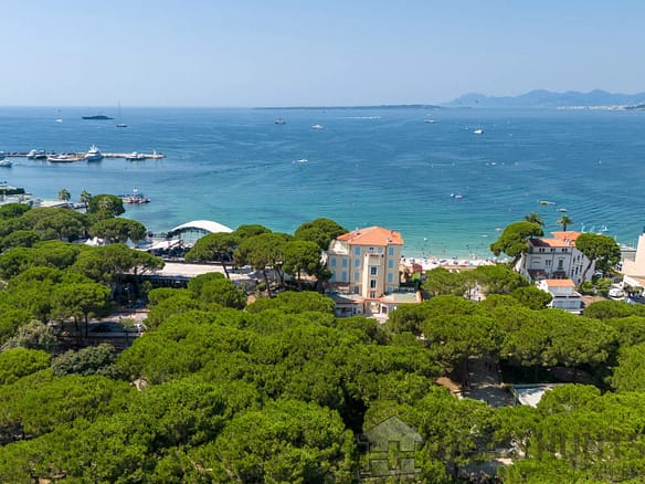 2 Bedroom Apartment in Juan Les Pins 9