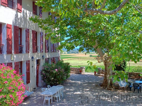 11 Bedroom Villa/House in St Maximin La Ste Baume 3
