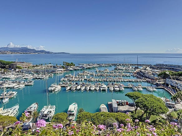 4 Bedroom Apartment in Villeneuve Loubet 10
