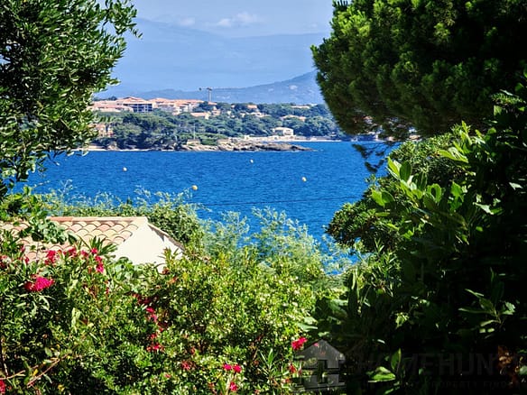 3 Bedroom Apartment in Les Issambres 30