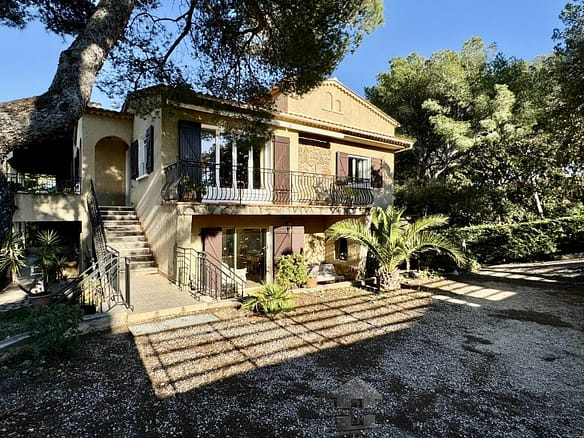 6 Bedroom Villa/House in Six Fours Les Plages 9