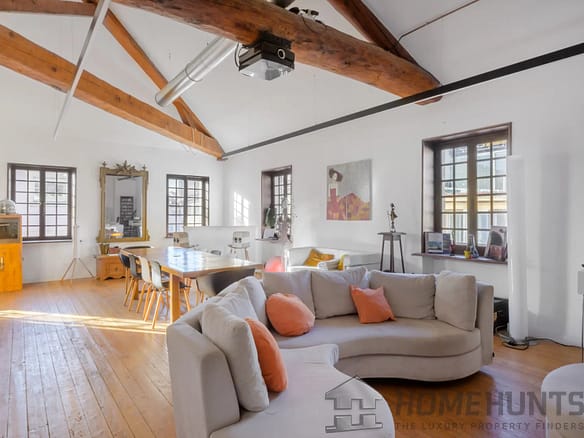 2 Bedroom Apartment in Marseille 12