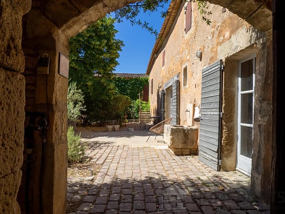 6 Bedroom Villa/House in Goult 22
