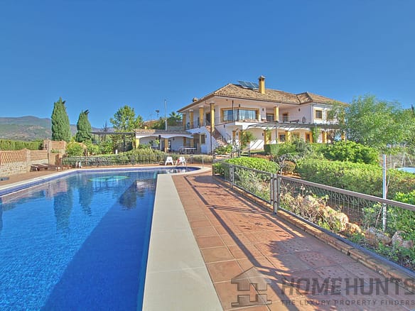 5 Bedroom Villa/House in Estepona 16